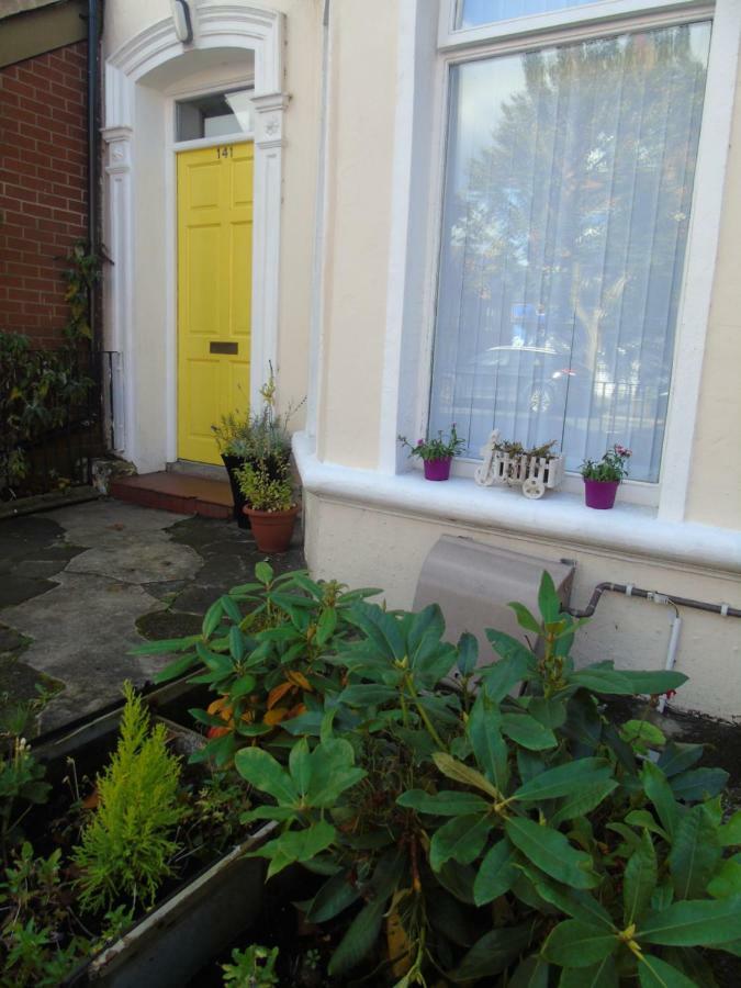 Big Yellow Door In Queens Quarter Belfast Extérieur photo